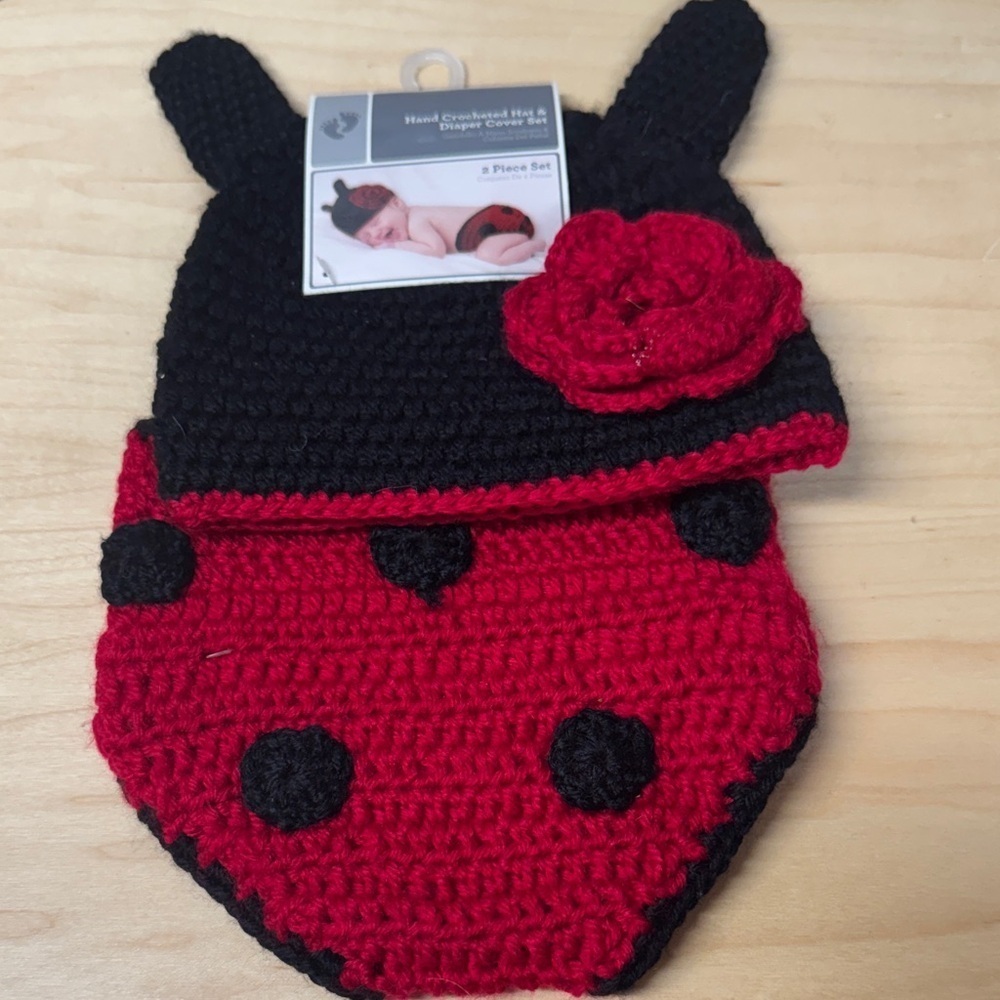 NWT Handmade crocheted ladybug Red & Black Baby hat and diaper cover 0-9 months